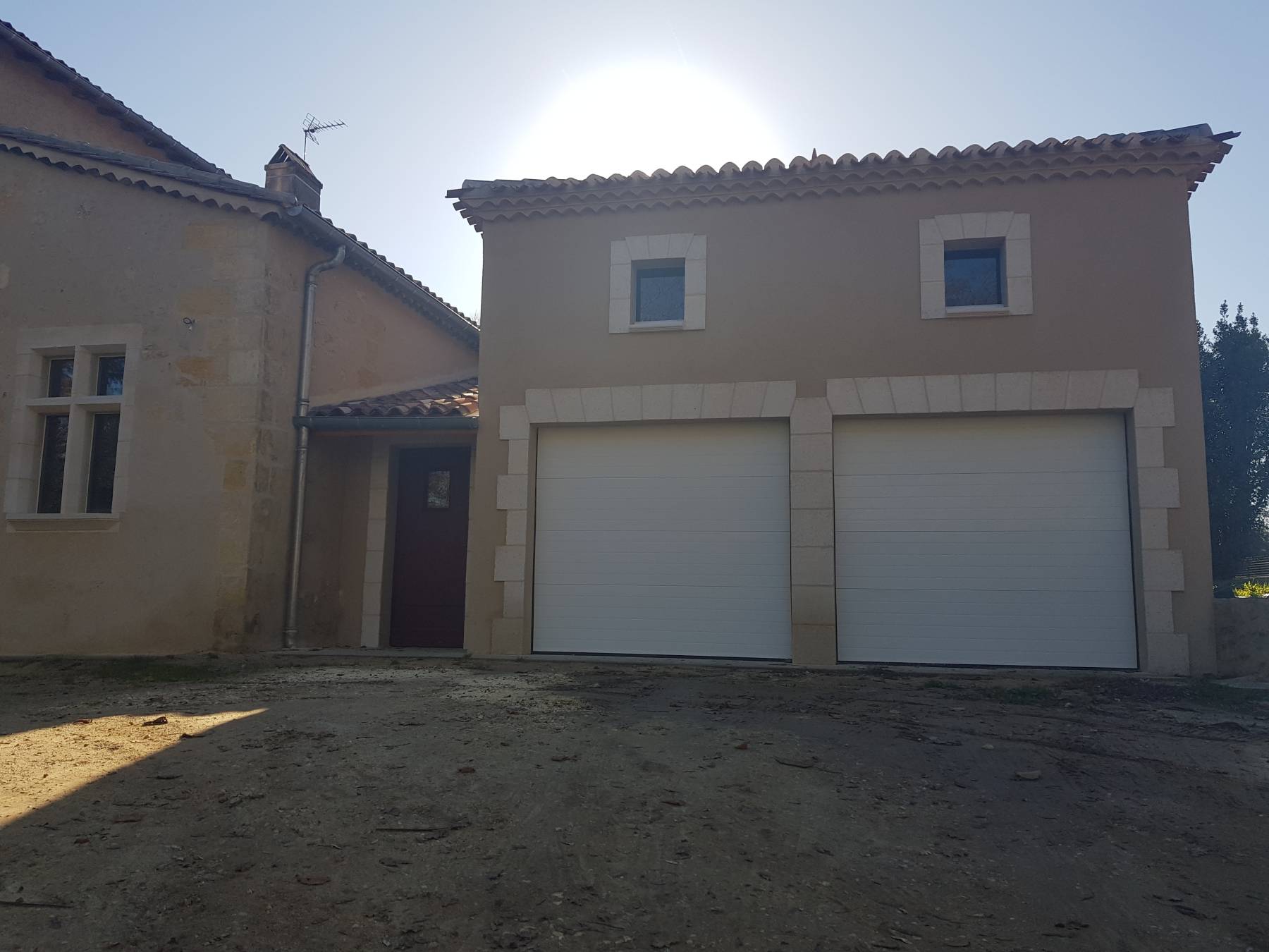Porte de garage installée par AAS 33 en Gironde
